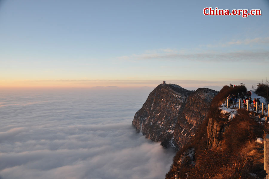 峨眉山以多雾著称，常年云雾缭绕，雨丝霏霏。弥漫山间的云雾，变化万千，把峨眉山装点得婀娜多姿，犹如仙境一般。[中国网 陈祥昭 摄]