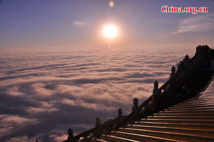 峨眉山以多雾著称，常年云雾缭绕，雨丝霏霏。弥漫山间的云雾，变化万千，把峨眉山装点得婀娜多姿，犹如仙境一般。[中国网 陈祥昭 摄]