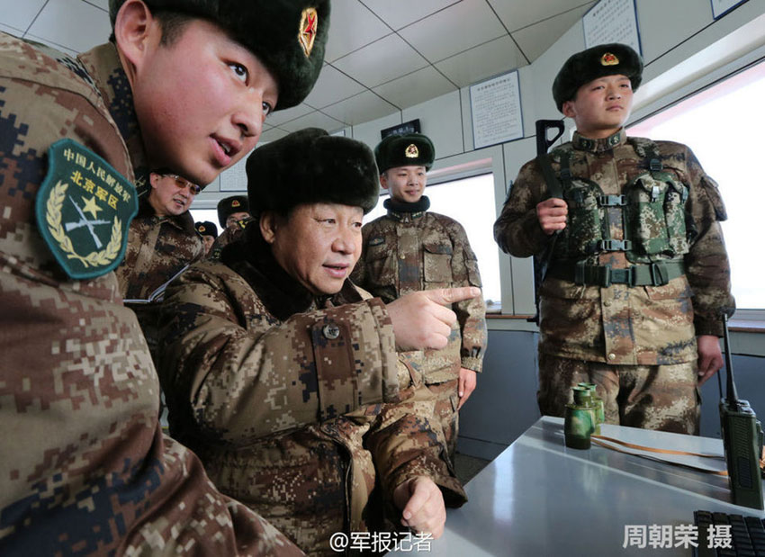 Chinese President Xi Jinping visits soldiers who are on duty at an outpost in the Inner Mongolia Autonomous Region on Sunday morning, January 26, 2014 ahead of the lunar new year, which falls on January 31 this year. [Photo: PLA Daily] 