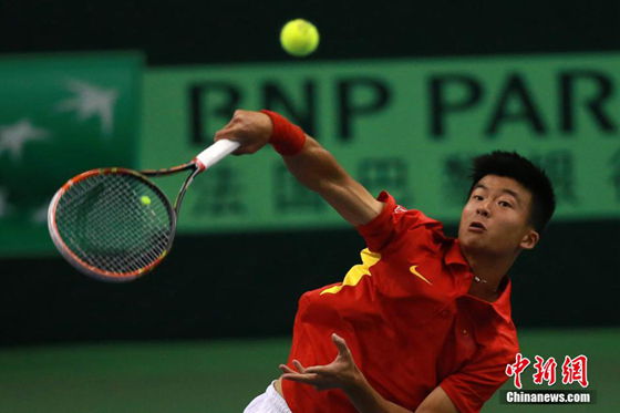  Wu Di of China returns a shot to New Zealand's Michael Venus.