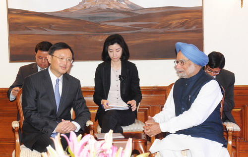 Indian Prime Minister Manmohan Singh on Tuesday met with visiting Chinese Special Representative for Border Problem between China and India and State Councilor Yang Jiechi in New Delhi. [Xinhua photo]