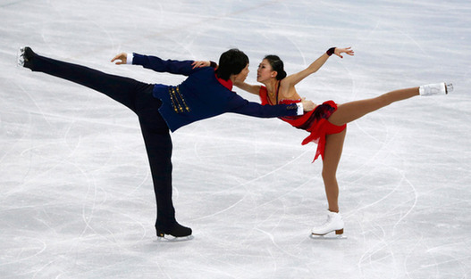 China's Pang Qing (R) and Tong Jian compete during the figure skating pairs free skating at the Sochi 2014 Winter Olympics, February 12, 2014. [Xinhua via agencies] 