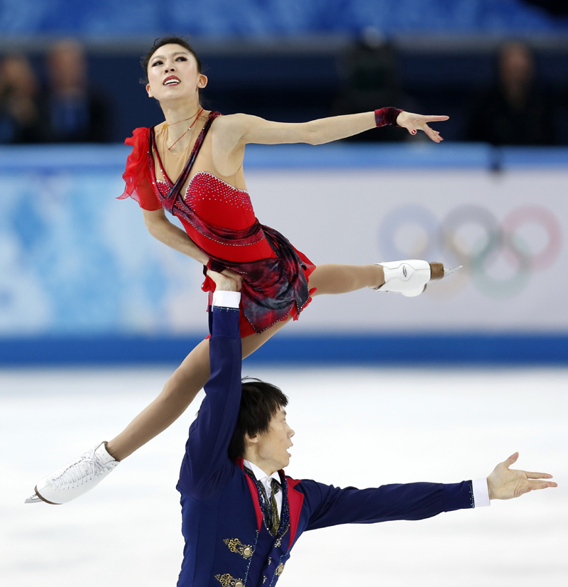 Chinese figure skating veterans Pang Qing and Tong Jian narrowly missed a medal at their fourth Winter Olympics on Wednesday.