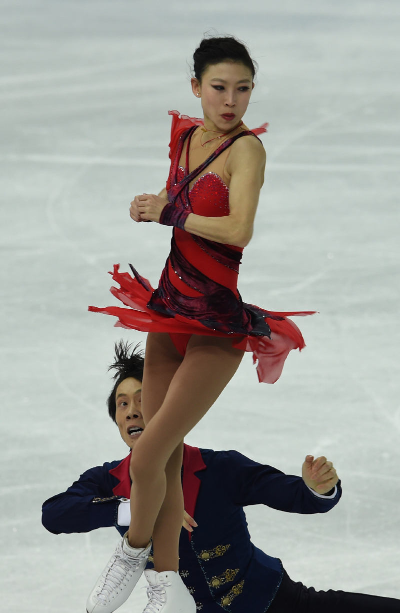 Chinese figure skating veterans Pang Qing and Tong Jian narrowly missed a medal at their fourth Winter Olympics on Wednesday.