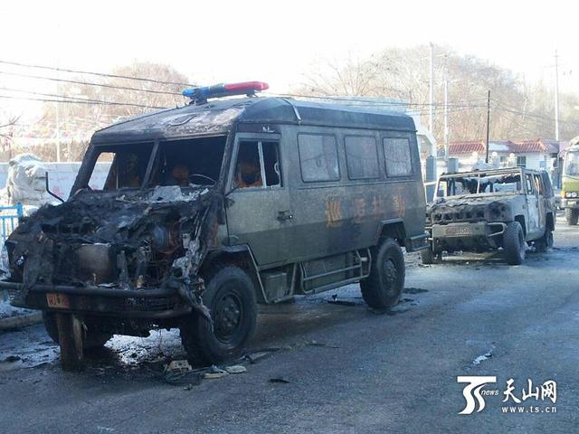 Police cars damaged in terrorist attack on Friday afternoon in northwest China's Xinjiang Uygur Autonomous Region. [www.ts.cn]