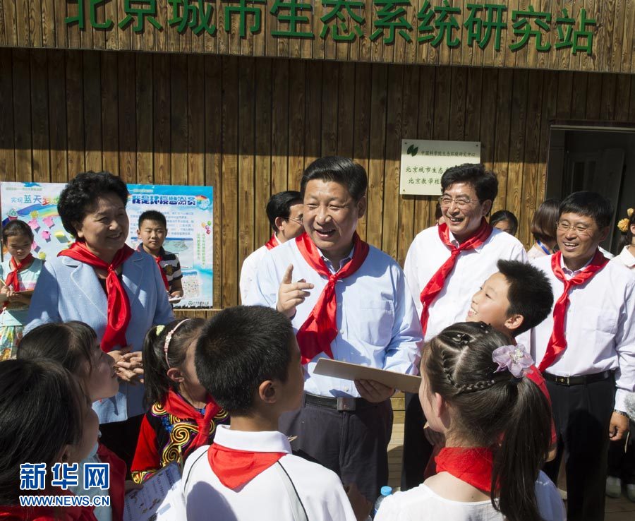 Chinese President Xi Jinping visits children at Children's Palace of Beijing in the Xicheng District of Beijing, capital of China, May 29, 2013, three days ahead of the International Children's Day. [Photo/Xinhua]