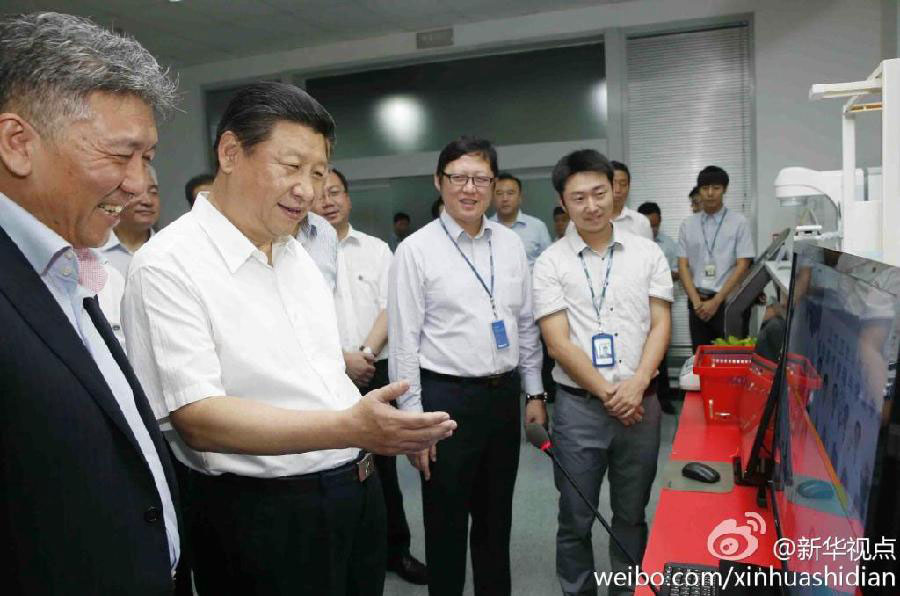 Chinese President Xi Jinping inspects the latest development in China's information Industry during his trip to Dalian, northeast China's Liaoning province on Thursday, August 29, 2013. [Photo/Xinhua]