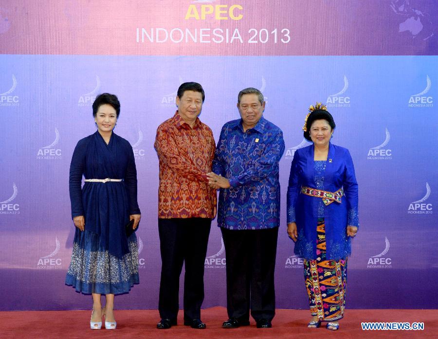 Chinese President Xi Jinping (2nd L) and his wife Peng Liyuan (1st L) pose for a photo with Indonesian President Susilo Bambang Yudhoyono (2nd R) and his wife before a dinner hosted for the leaders and their spouses at the 21st APEC Economic Leaders' Meeting in Bali, Indonesia, Oct. 7, 2013. [Photo/Xinhua]