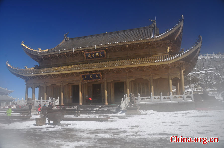 金顶是峨眉山寺庙和景点最集中的地方，为峨眉精华所在。金顶，在佛语中，又称“光明之顶”、“幸福之顶”，是峨眉山佛教文化的集中体现，是观赏峨眉山日出、云海、佛光和圣灯“四大奇观”的最佳地点。图为金顶华藏寺。 [中国网 陈祥昭 摄]