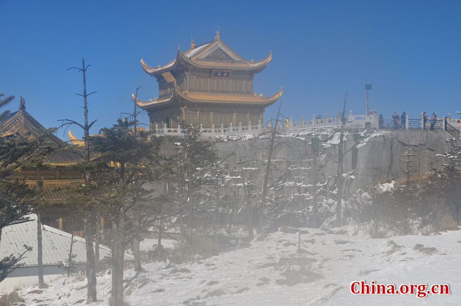 金顶是峨眉山寺庙和景点最集中的地方，为峨眉精华所在。金顶，在佛语中，又称“光明之顶”、“幸福之顶”，是峨眉山佛教文化的集中体现，是观赏峨眉山日出、云海、佛光和圣灯“四大奇观”的最佳地点。 [中国网 陈祥昭 摄]