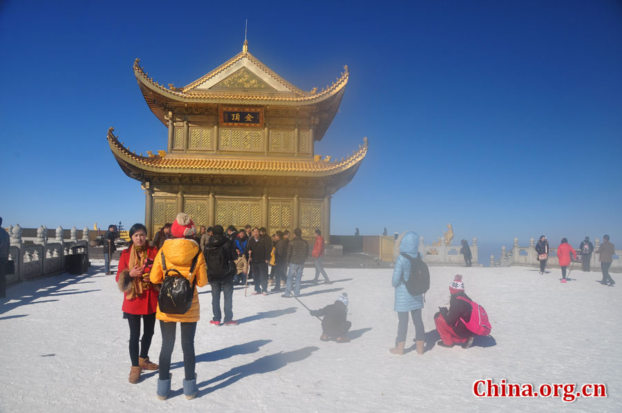 金顶是峨眉山寺庙和景点最集中的地方，为峨眉精华所在。金顶，在佛语中，又称“光明之顶”、“幸福之顶”，是峨眉山佛教文化的集中体现，是观赏峨眉山日出、云海、佛光和圣灯“四大奇观”的最佳地点。 [中国网 陈祥昭 摄]