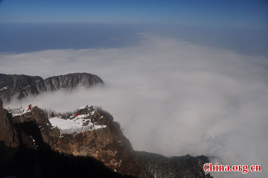 金顶是峨眉山寺庙和景点最集中的地方，为峨眉精华所在。金顶，在佛语中，又称“光明之顶”、“幸福之顶”，是峨眉山佛教文化的集中体现，是观赏峨眉山日出、云海、佛光和圣灯“四大奇观”的最佳地点。图为金顶风光。 [中国网 陈祥昭 摄]