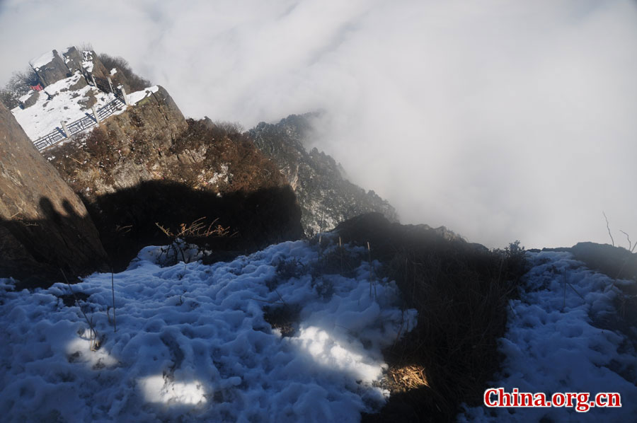 金顶是峨眉山寺庙和景点最集中的地方，为峨眉精华所在。金顶，在佛语中，又称“光明之顶”、“幸福之顶”，是峨眉山佛教文化的集中体现，是观赏峨眉山日出、云海、佛光和圣灯“四大奇观”的最佳地点。图为金顶风光。 [中国网 陈祥昭 摄]