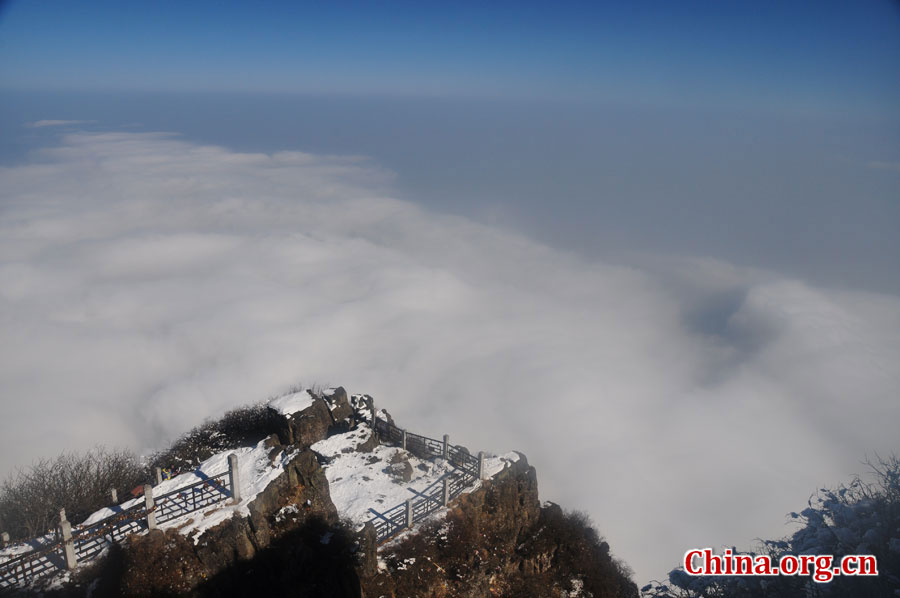 金顶是峨眉山寺庙和景点最集中的地方，为峨眉精华所在。金顶，在佛语中，又称“光明之顶”、“幸福之顶”，是峨眉山佛教文化的集中体现，是观赏峨眉山日出、云海、佛光和圣灯“四大奇观”的最佳地点。图为金顶风光。 [中国网 陈祥昭 摄]