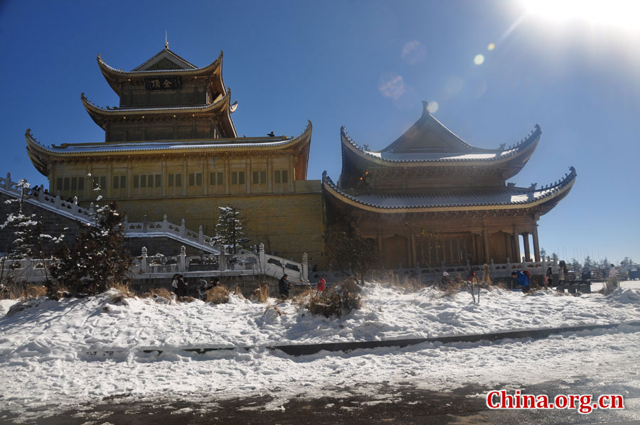 金顶是峨眉山寺庙和景点最集中的地方，为峨眉精华所在。金顶，在佛语中，又称“光明之顶”、“幸福之顶”，是峨眉山佛教文化的集中体现，是观赏峨眉山日出、云海、佛光和圣灯“四大奇观”的最佳地点。 [中国网 陈祥昭 摄]