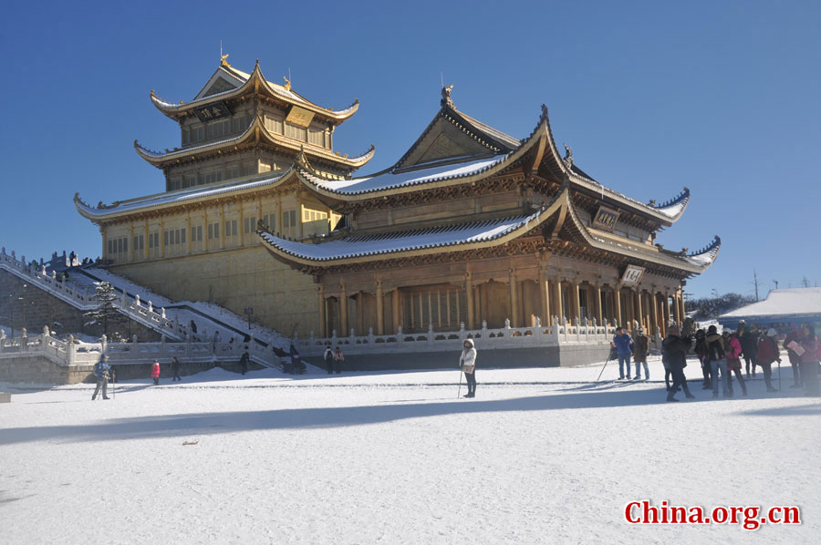 金顶是峨眉山寺庙和景点最集中的地方，为峨眉精华所在。金顶，在佛语中，又称“光明之顶”、“幸福之顶”，是峨眉山佛教文化的集中体现，是观赏峨眉山日出、云海、佛光和圣灯“四大奇观”的最佳地点。 [中国网 陈祥昭 摄]