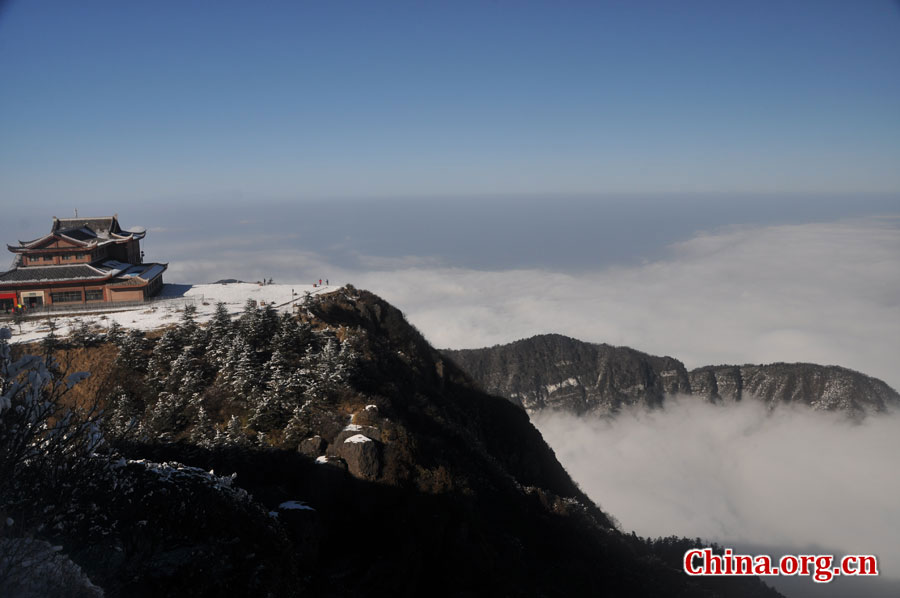 金顶是峨眉山寺庙和景点最集中的地方，为峨眉精华所在。金顶，在佛语中，又称“光明之顶”、“幸福之顶”，是峨眉山佛教文化的集中体现，是观赏峨眉山日出、云海、佛光和圣灯“四大奇观”的最佳地点。图为金顶风光。 [中国网 陈祥昭 摄]