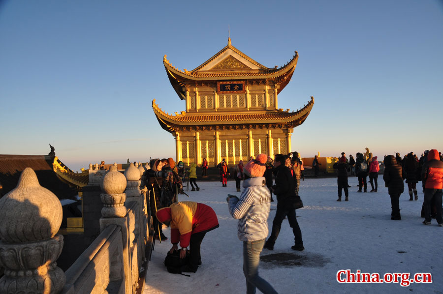 金顶是峨眉山寺庙和景点最集中的地方，为峨眉精华所在。金顶，在佛语中，又称“光明之顶”、“幸福之顶”，是峨眉山佛教文化的集中体现，是观赏峨眉山日出、云海、佛光和圣灯“四大奇观”的最佳地点。 [中国网 陈祥昭 摄]