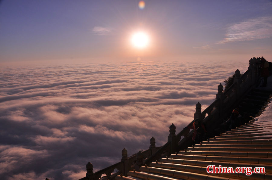 金顶是峨眉山寺庙和景点最集中的地方，为峨眉精华所在。金顶，在佛语中，又称“光明之顶”、“幸福之顶”，是峨眉山佛教文化的集中体现，是观赏峨眉山日出、云海、佛光和圣灯“四大奇观”的最佳地点。图为金顶风光。 [中国网 陈祥昭 摄]