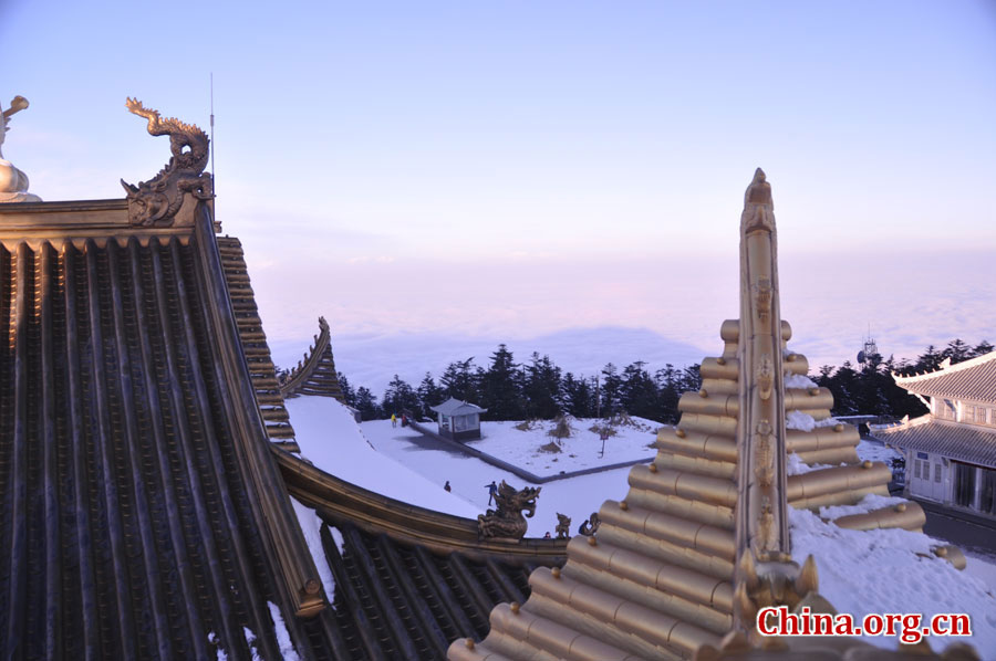 金顶是峨眉山寺庙和景点最集中的地方，为峨眉精华所在。金顶，在佛语中，又称“光明之顶”、“幸福之顶”，是峨眉山佛教文化的集中体现，是观赏峨眉山日出、云海、佛光和圣灯“四大奇观”的最佳地点。图为金顶风光。 [中国网 陈祥昭 摄]