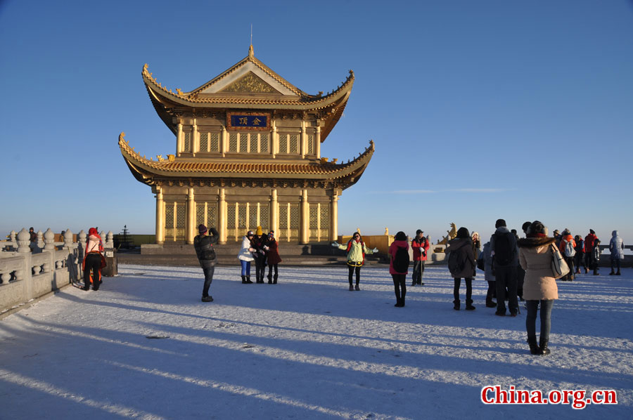 金顶是峨眉山寺庙和景点最集中的地方，为峨眉精华所在。金顶，在佛语中，又称“光明之顶”、“幸福之顶”，是峨眉山佛教文化的集中体现，是观赏峨眉山日出、云海、佛光和圣灯“四大奇观”的最佳地点。 [中国网 陈祥昭 摄]