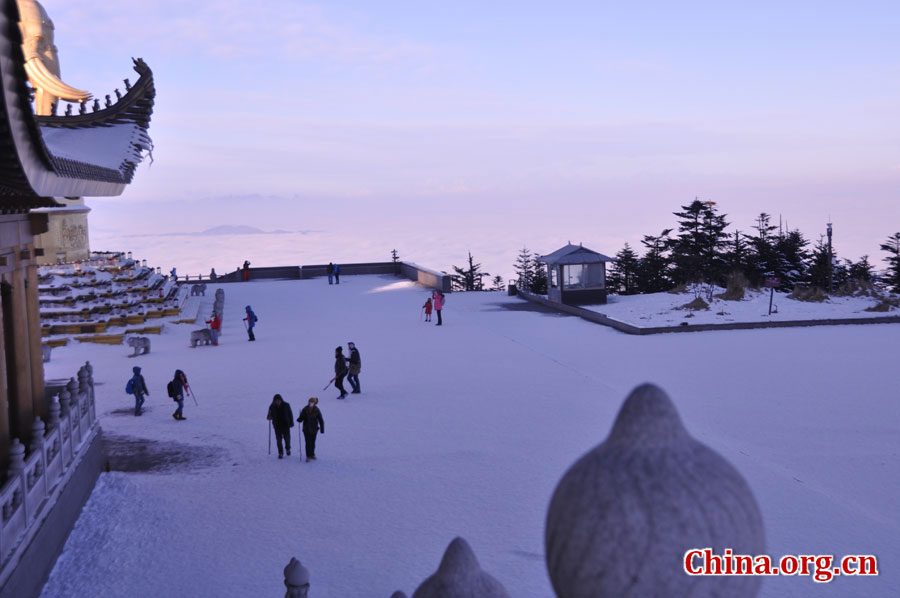 金顶是峨眉山寺庙和景点最集中的地方，为峨眉精华所在。金顶，在佛语中，又称“光明之顶”、“幸福之顶”，是峨眉山佛教文化的集中体现，是观赏峨眉山日出、云海、佛光和圣灯“四大奇观”的最佳地点。图为金顶风光。 [中国网 陈祥昭 摄]