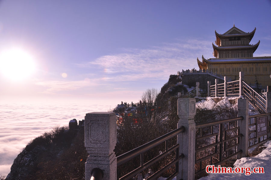 金顶是峨眉山寺庙和景点最集中的地方，为峨眉精华所在。金顶，在佛语中，又称“光明之顶”、“幸福之顶”，是峨眉山佛教文化的集中体现，是观赏峨眉山日出、云海、佛光和圣灯“四大奇观”的最佳地点。图为金顶风光。 [中国网 陈祥昭 摄]