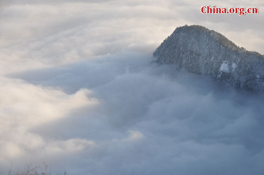 峨眉山最高峰万佛顶，海拔3099米，绝壁凌空，平畴突起，巍峨屹立在“大光明山”之巅，是中国四大佛教名山海拔最高、自然生态保护最好的遗产地。[中国网 陈祥昭 摄]