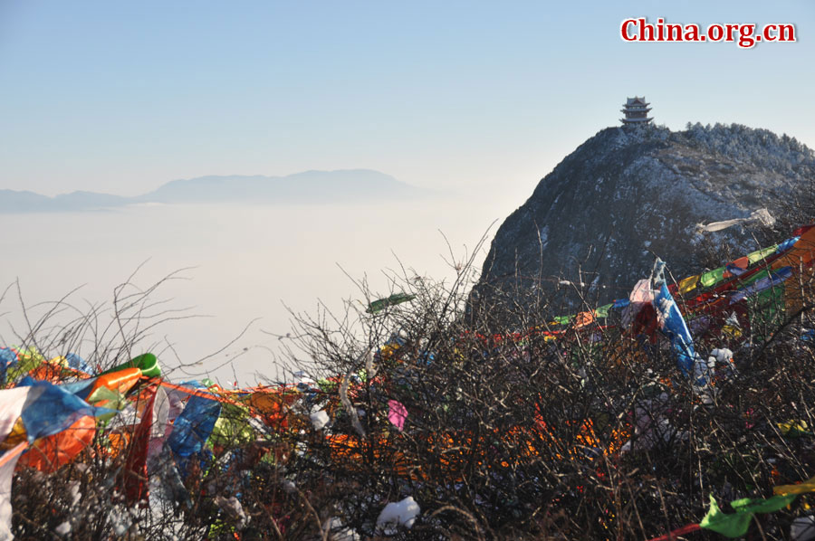 峨眉山最高峰万佛顶，海拔3099米，绝壁凌空，平畴突起，巍峨屹立在“大光明山”之巅，是中国四大佛教名山海拔最高、自然生态保护最好的遗产地。[中国网 陈祥昭 摄]