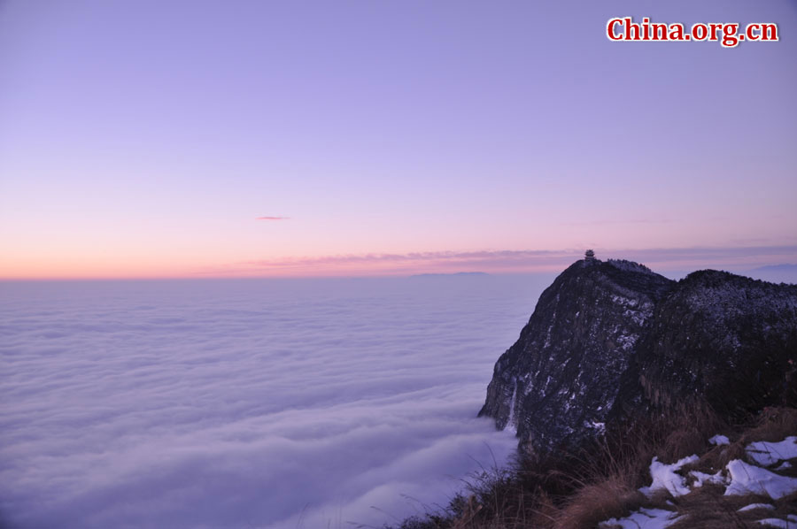 峨眉山最高峰万佛顶，海拔3099米，绝壁凌空，平畴突起，巍峨屹立在“大光明山”之巅，是中国四大佛教名山海拔最高、自然生态保护最好的遗产地。[中国网 陈祥昭 摄]