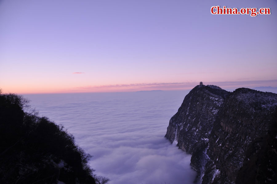 峨眉山最高峰万佛顶，海拔3099米，绝壁凌空，平畴突起，巍峨屹立在“大光明山”之巅，是中国四大佛教名山海拔最高、自然生态保护最好的遗产地。[中国网 陈祥昭 摄]