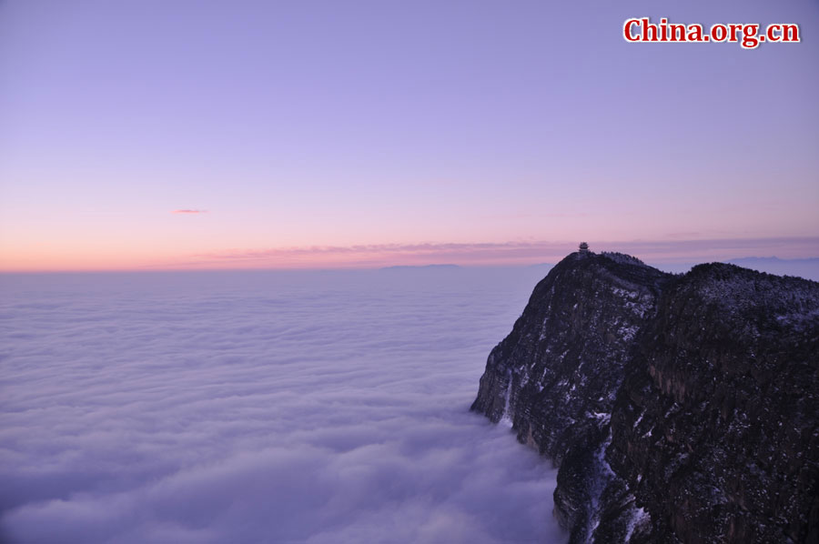 峨眉山最高峰万佛顶，海拔3099米，绝壁凌空，平畴突起，巍峨屹立在“大光明山”之巅，是中国四大佛教名山海拔最高、自然生态保护最好的遗产地。[中国网 陈祥昭 摄]