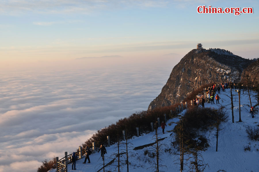 峨眉山最高峰万佛顶，海拔3099米，绝壁凌空，平畴突起，巍峨屹立在“大光明山”之巅，是中国四大佛教名山海拔最高、自然生态保护最好的遗产地。[中国网 陈祥昭 摄]