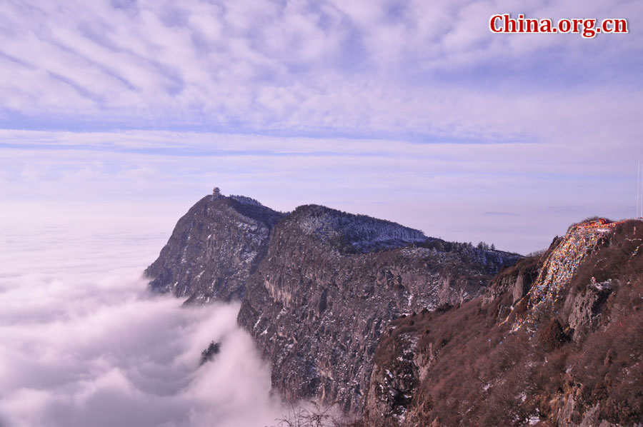 峨眉山最高峰万佛顶，海拔3099米，绝壁凌空，平畴突起，巍峨屹立在“大光明山”之巅，是中国四大佛教名山海拔最高、自然生态保护最好的遗产地。[中国网 陈祥昭 摄]