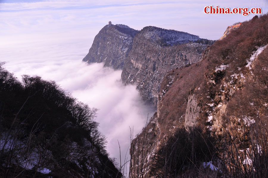 峨眉山最高峰万佛顶，海拔3099米，绝壁凌空，平畴突起，巍峨屹立在“大光明山”之巅，是中国四大佛教名山海拔最高、自然生态保护最好的遗产地。[中国网 陈祥昭 摄]