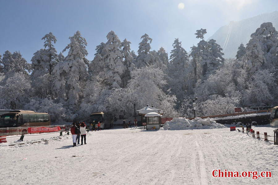 峨眉山的雪景之美，独具一格。“忽如一夜春风来，千树万树梨花开。”雪后上峨眉，如诗如画，那连绵茂密的树林，如同裹上了一袭白衣，更添几分妩媚。[中国网 陈祥昭 摄]