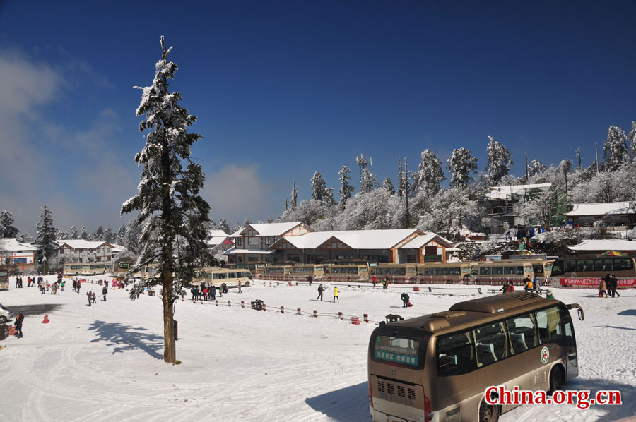 峨眉山的雪景之美，独具一格。“忽如一夜春风来，千树万树梨花开。”雪后上峨眉，如诗如画，那连绵茂密的树林，如同裹上了一袭白衣，更添几分妩媚。[中国网 陈祥昭 摄]