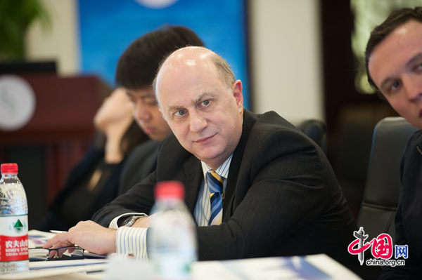 Prof. Gabriel Stein, Chief Economic Adviser of OMFIF, acknowledges reforming the Chinese economy would be fraught with difficulty in Beijing on Friday, Feb. 21, 2014. [Photo by Chen Boyuan / China.org.cn]