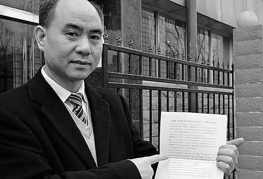 Li Guixin's case against the defendant (Shijiazhuang Environmental Protection Bureau), includes stipulations such as asking the defendant to perform their duties to ease the pollution, to pay the plaintiff 10,000 yuan (1,600 U.S. dollars) for economic losses, and to be responsible for the cost of the trial. [Photo/Yanzhao Metropolitan Daily]
