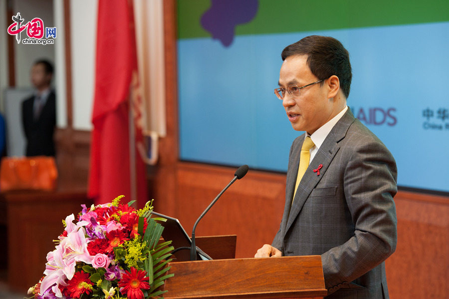 Li Hejun, chairman of Hanergy, delivers a keynote speech. The UNAIDS, China Red Ribbon Foundation and Hanergy jointly launch the &apos;Zero Discrimination Day&apos; advocacy event in Beijing on Thursday, Feb. 27, 2014. [Photo by Chen Boyuan / China.org.cn]