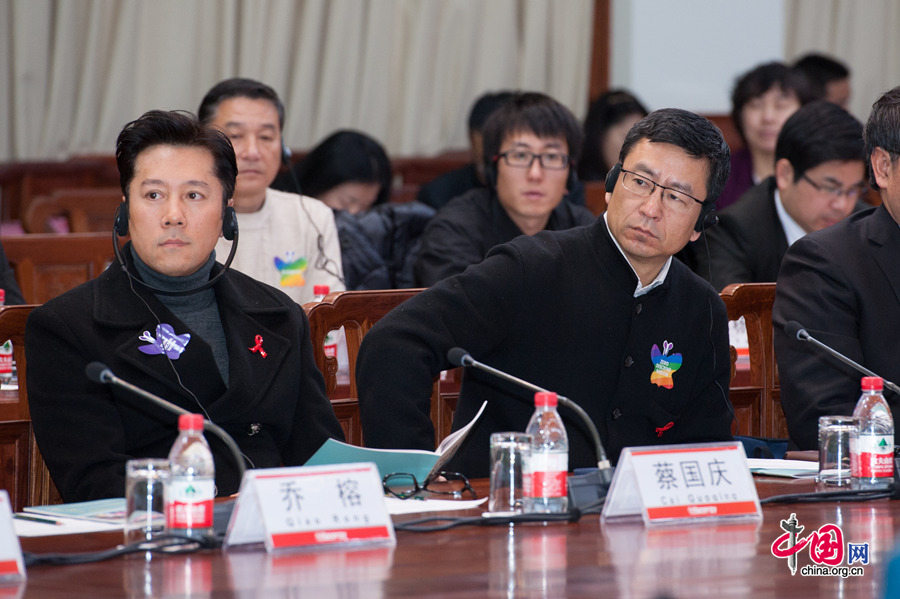 Cai Guoqing (L) and Bai Yansong, CCTV&apos;s prominent commentator attend the Zero Discrimination Day event. The UNAIDS, China Red Ribbon Foundation and Hanergy jointly launch the &apos;Zero Discrimination Day&apos; advocacy event in Beijing on Thursday, Feb. 27, 2014. [Photo by Chen Boyuan / China.org.cn]