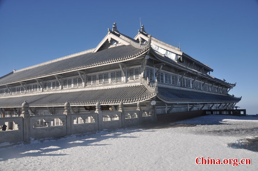 卧云庵，位于四川省峨眉山海拔3065米绝顶之处，因其位处摄身岩畔，白云上涌，寺如卧云，故得此名。卧云庵现为我国海拔最高的汉传佛教寺庙。 [中国网 陈祥昭 摄]