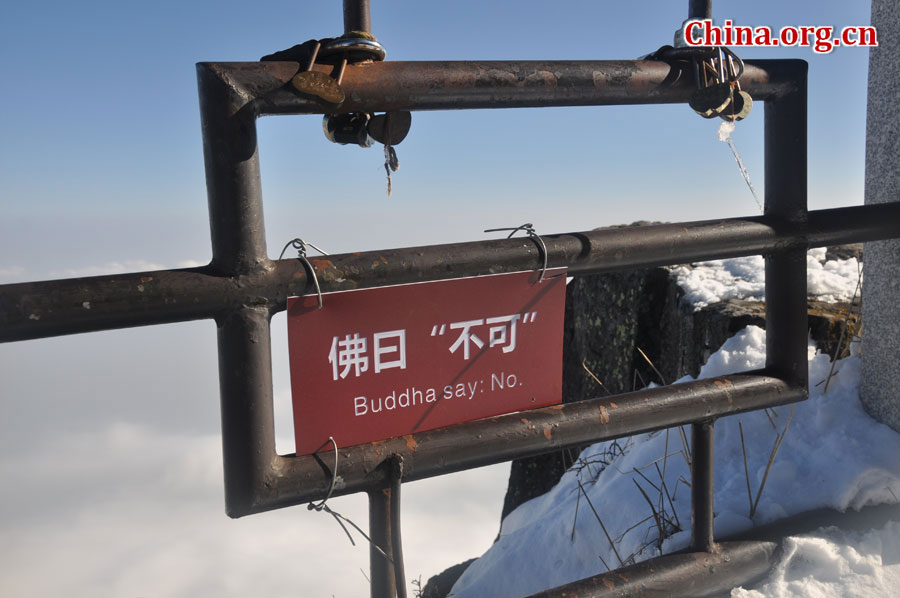 峨眉金顶舍身崖，又做摄身崖。这里有着许多神秘传说和未解的地方，又以其雄伟险峻和崖下那片人迹罕至、岩壑交错的原始森林，吸引着一批批探险者。舍身崖下一直都是峨眉山最神秘的地方，千百年来都流传着各种各样的传说。据说从舍身崖跳下可以得道成仙，有人便在此跃入云海以求解脱，故栏杆上多处有佛的劝导：佛曰：不可！ [中国网 陈祥昭 摄]