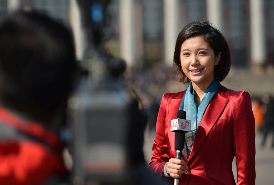 Female Reporters Lighten The Two Sessions China Org Cn