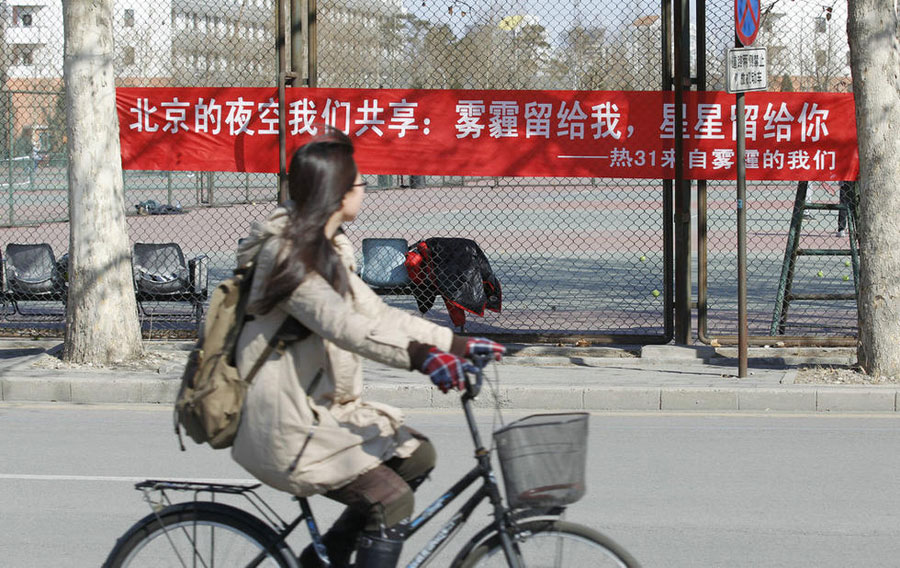 3月6日，北京清华大学紫荆公寓周边，挂出许多横幅庆祝“女生节”。其中一条横幅如此写道：“北京的夜空我们共享：雾霾留给我，星星留给你。”