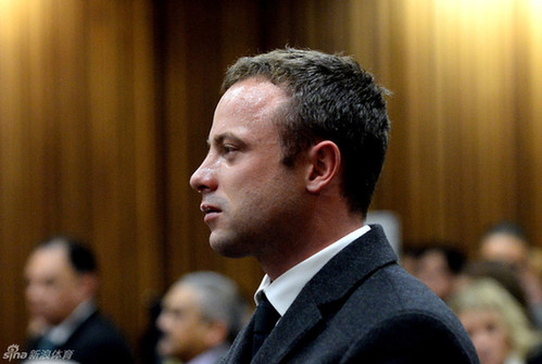 Pistorius threw up in court on Monday, as a pathologist described details of the injuries sustained by his girlfriend Reeva Steenkamp. [sina.com] 