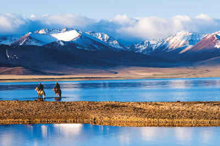 Lying north of the Himalayas, Tibet features landscape of glaciers and lakes. [Photo: China.com.cn]