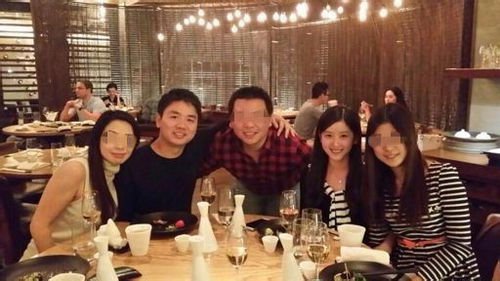 刘强东、奶茶妹妹和友人聚餐 