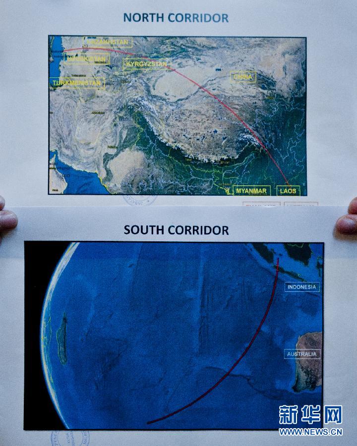 这是3月17日在马来西亚吉隆坡举行的新闻发布会上拍摄的客机可能飞往的印度洋北部（上）和南部区域卫星图。当日，马来西亚举行新闻发布会，宣布对客机可能飞往的印度洋南北两个区域的搜索工作已经展开。[新华社 何靖嘉 摄]