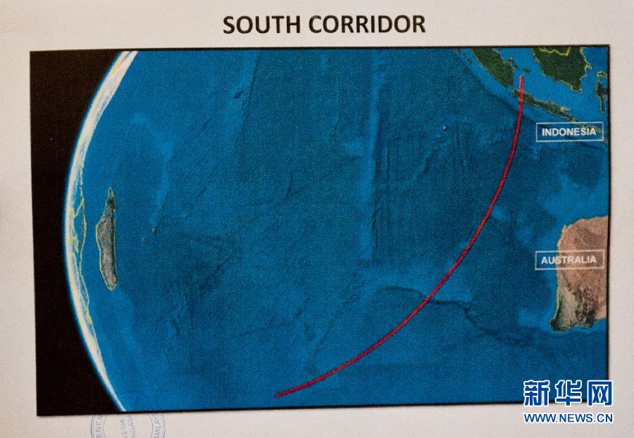 这是3月17日在马来西亚吉隆坡举行的新闻发布会上拍摄的客机可能飞往的印度洋南部区域卫星图。当日，马来西亚举行新闻发布会，宣布对客机可能飞往的印度洋南北两个区域的搜索工作已经展开。[新华社 何靖嘉 摄]